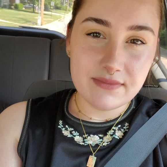 Meet your Posher, Alyssa - Picture 1 of 1